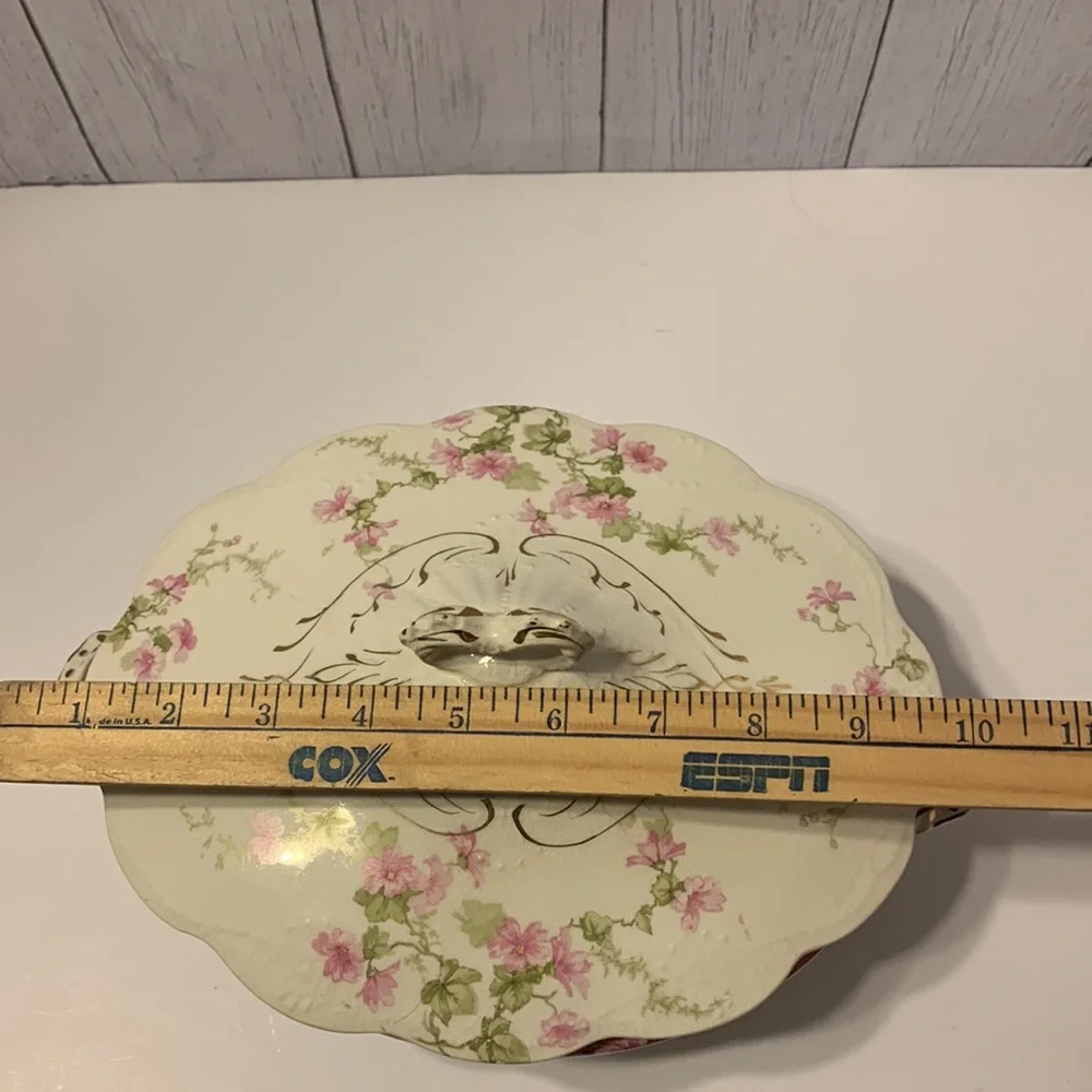 Covered serving dish. - Picture 13 of 15
